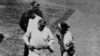 Babe Ruth tras batear su cuarto jonrón en un juego de los New York Yankees frente a los Washington Senators en el Yankee Stadium de New York, el 26 de abril de 1936. (AP Photo)
