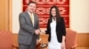 El canciller chileno Roberto Ampuero junto a la opositora cubana Rosa María Payá.