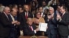 El presidente estadounidense, Donald J. Trump, firma el memorando presidencial sobre la política con Cuba tras finalizar su discurso en el teatro Manuel Artime de la Pequeña Habana, en Miami.