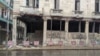El edificio en la esquina de San Miguel y Belascoaín, con la señalización de acceso prohibido (Foto: 14ymedio).
