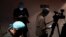 Periodistas con máscaras, guantes y gorros, como medida de prevención, cubren una conferencia en Caracas, el 4 de mayo de 2020.