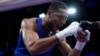 El cubano Enmanuel Reyes, que compite por España, celebra después de derrotar al belga Victor Schelstraete en el combate de boxeo masculino de cuartos de final de 92 kg en los Juegos Olímpicos de París. (Foto AP/John Locher)