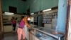 Una farmacia en La Habana Vieja con los estantes vacíos.