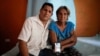 Alberto Betancourt y su madre Mayra Pérez posan con una foto de su hermana Daylin Betancourt, detenida por la policía el 11 de julio en La Habana. Fotografía tomada el 19 de julio de 2021. REUTERS / Alexandre Meneghini