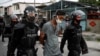 La policía antidisturbios recorre las calles luego de una manifestación contra el gobierno de Miguel Díaz-Canel en el municipio de Arroyo Naranjo, La Habana el 12 de julio de 2021.