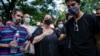 Tania Bruguera en la protesta frente al Ministerio de Cultura. REUTERS/Alexandre Meneghini