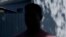 Un migrante cubano, que prefirió no ser identificado por temor a represalias contra su familia en la nación insular, posa para una fotografía el 21 de junio de 2022 en North Miami Beach, Florida (AP Photo/Wilfredo Lee).