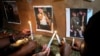 Los cubanos encienden velas junto a fotografías del fallecido cantante de reggaetón José Manuel Carbajal 'El Taiger' mientras le rinden homenaje en La Habana el 10 de octubre de 2024.