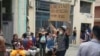 Joven con cartel protesta en el bulevar de San Rafael, La Habana.