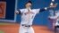 Yuli Gurriel captura la bola en un juego de los Astros de Houston contra los Toronto Blue Jays. (Nick Turchiaro-USA TODAY Sports)