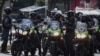 Fuerzas de seguridad desplegadas durante manifestación en Caracas.