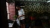 Un cubano compra hierbas medicinales en La Habana Vieja, a falta de medicamentos en las farmacias. REUTERS/Alexandre Meneghini