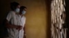 Estudiantes de Medicina visitan las casas durante la pandemia de COVID-19. REUTERS/Alexandre Meneghini
