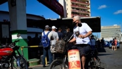 Un día entero para ver si, con suerte, consigues 20 litros de gasolina Un día entero para ver si, con suerte, consigues 20 litros de gasolina
