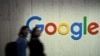 FOTO DE ARCHIVO: Personas caminan junto a un logotipo de Google durante una feria comercial en Hannover Messe.
(REUTERS/Annegret Hilse)