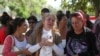 Familiares de las víctimas del accidente aéreo del Boeing 737, el 19 de mayo de 2018, un día después del siniestro en las afueras del Instituto de Medicina Legal. REUTERS/Alexandre Meneghini
