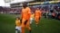 El delantero del Houston Dynamo Alberth Elis (17) centra al campo antes de su juego contra el Real Salt Lake en el estadio Rio Tinto. (Jeff Swinger-USA TODAY Sports)