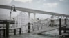 Un paseo marítimo en el puerto deportivo de Clearwater Harbor, Florida, queda inundado por la marea creciente, el 30 de agosto de 2023, después de que el huracán Idalia tocara tierra.