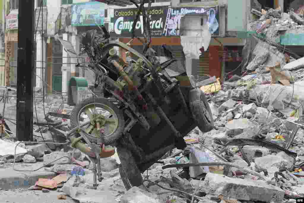 Detalle de los escombros en Pedernales (Ecuador) hoy, lunes 18 de abril de 2016, tras el terremoto de 7,8 grados en la escala de Richter registrado el sábado en la costa norte de Ecuador, con saldo de 350 muertos y más de 2.068 heridos.