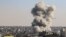 El humo se eleva sobre los edificios durante un ataque aéreo israelí en Rafah, en el sur de Gaza, el 26 de octubre de 2026, en medio de las batallas en curso entre Israel y el movimiento palestino Hamas. (Foto de Said Khatib/AFP)