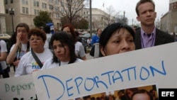 Miembros del Movimiento por una Reforma para la Inmigración Igualitaria se manifiestan