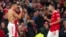 El portugués Cristiano Ronaldo (izquierda) festeja con Diogo Dalot, su compañero del Manchester United, tras anotar el tanto de la victoria ante el Villarreal, el miércoles 29 de septiembre de 2021, en la Liga de Campeones (AP Foto/Dave Thompson)