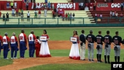 Beisbolistas cubanos y estadounidenses en el estadio Victoria de Girón, Matanzas.