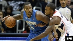 El jugador de Magic Glen Davis (i) es marcado por Paul Millsap (d), de Hawks.