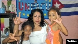 Aymara Nieto Muñoz, integrante de las Damas de Blanco y la UNPACU, junto a sus hijas.