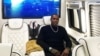 Chapman posa en su van limosina. Tomado de su cuenta de Instagram @_thecubanmissile54