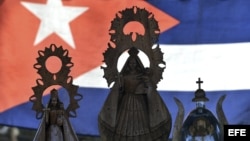 Detalle de varias imágenes de la Virgen de la Caridad del Cobre, patrona de Cuba.
