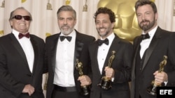 Jack Nicholson (i) junto a los productores de Argo George Clooney and Grant Heslov y el director y actor Ben Affleck.