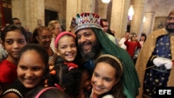 Los Reyes Magos durante una ceremonia para celebrar la Epifanía en la Catedral de La Habana.