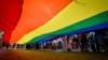La bandera de la comunidad LGBTQI+ en una marcha en Cuba.
