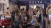 Pasajeros en el Aeropuerto Internacional José Martí de La Habana. ADALBERTO ROQUE / AFP