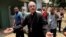 El obispo auxiliar de Managua, Silvio Báez, rodeado de periodistas tras conocerse la noticia de que el papa Francisco lo ha llamado a trasladarse a Roma.